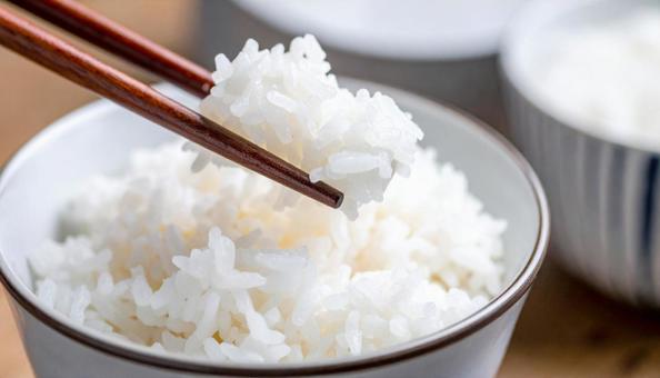 新米 ご飯を箸でつまむ 湯気 新米 ご飯を箸でつまむ 湯気の写真