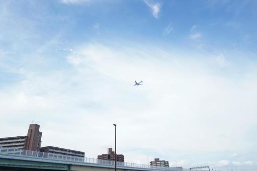 伊丹空港にフライト中の機体 伊丹空港にフライト中の機体 離陸,淀川,通路機の写真素材