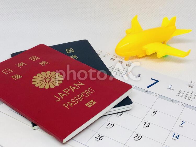 パスポートと飛行機とカレンダー（7月） 海外旅行,飛行機,パスポートの写真素材