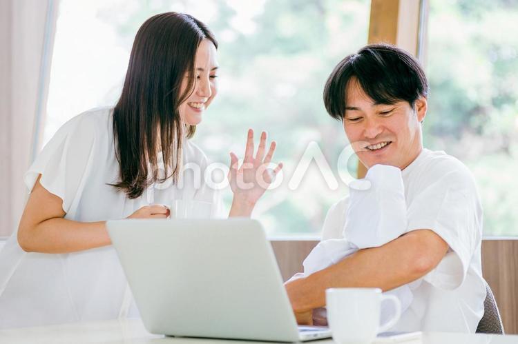 テレワークする男性と女性 テレワーク,赤ちゃん,夫婦の写真素材