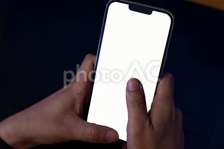 【PSD】透過スマホをいじる女性の手５ 携帯電話,携帯,スマホの写真素材