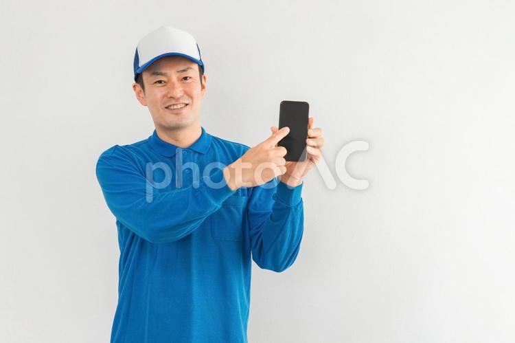 スマホアプリを使う引越し業者・配達員 配達員,引越し,アプリの写真素材