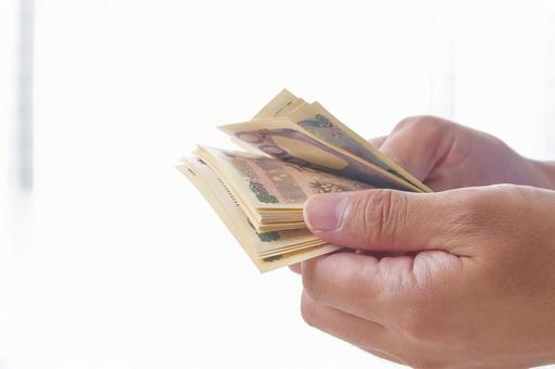 現金を数える男性の手元 現金を数える男性の手元 現金,お金,紙幣の写真素材