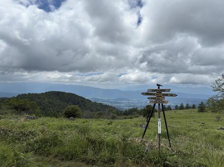 八子ヶ峰ヒュッテアルビレオ前の道標 八子ヶ峰ヒュッテアルビレオ前の道標 八子ヶ峰,八ヶ岳,長野県の写真素材