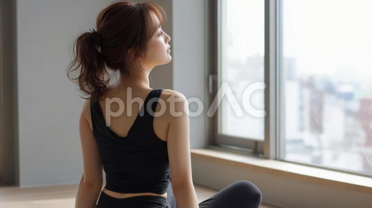 窓を見つめてぼんやりするヨガ女性 女性,窓辺,ぼんやりの写真素材