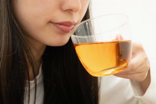 お茶を飲む女性の口元 女性,口元,飲み物の写真素材