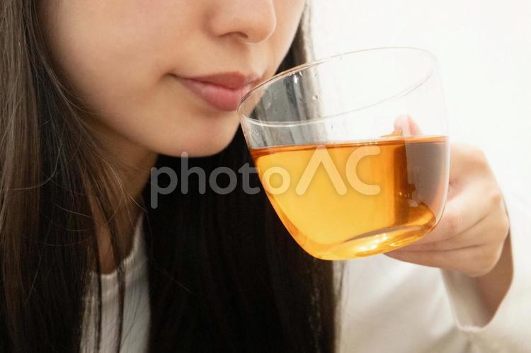 お茶を飲む女性の口元 女性,口元,飲み物の写真素材