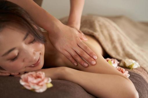 A woman receiving a shoulder massage at an esthetic salon, beauty salon, massage, shoulder, JPG