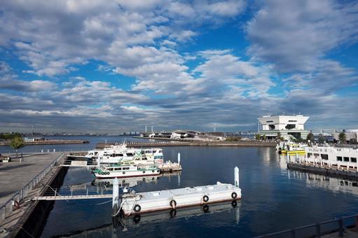 山下臨海線プロムナードからの象の鼻防波堤 山下臨海線プロムナード,象の鼻防波堤,ピア象の鼻の写真素材