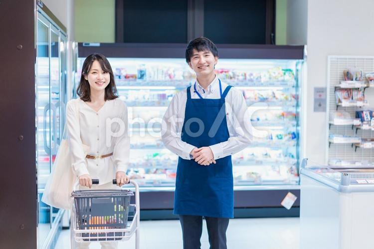 スーパーの店員と主婦 ショッピング,割引,節約の写真素材