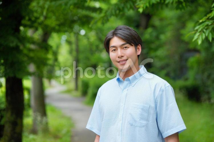 カメラ目線で笑う男性 男性,笑顔,大人の写真素材