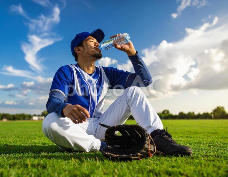 熱中症対策の水分補給・夏の草野球練習 熱中症対策,水分補給,草野球の写真素材