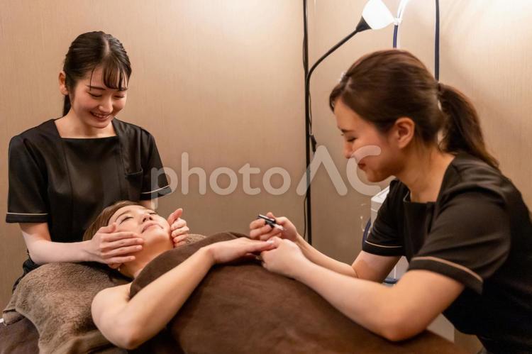 フェイシャルエステとネイルの同時施術 フェイシャルエステ,スキンケア,ネイルの写真素材