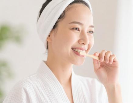 歯磨きをする女性 歯磨きをする女性の写真