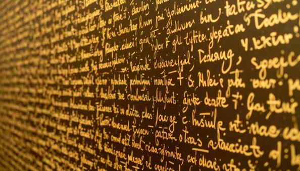 金色の壁に刻まれた文字の写真