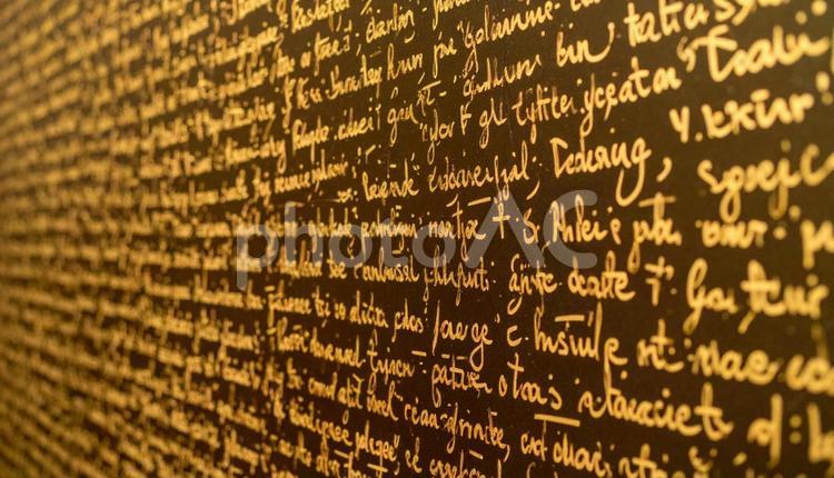 金色の壁に刻まれた文字 文字,筆記体,アンティークの写真素材