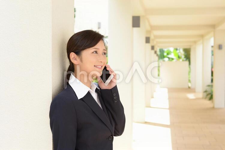 スマートフォンで通話中のビジネスウーマン 女性,ビジネスウーマン,女の写真素材