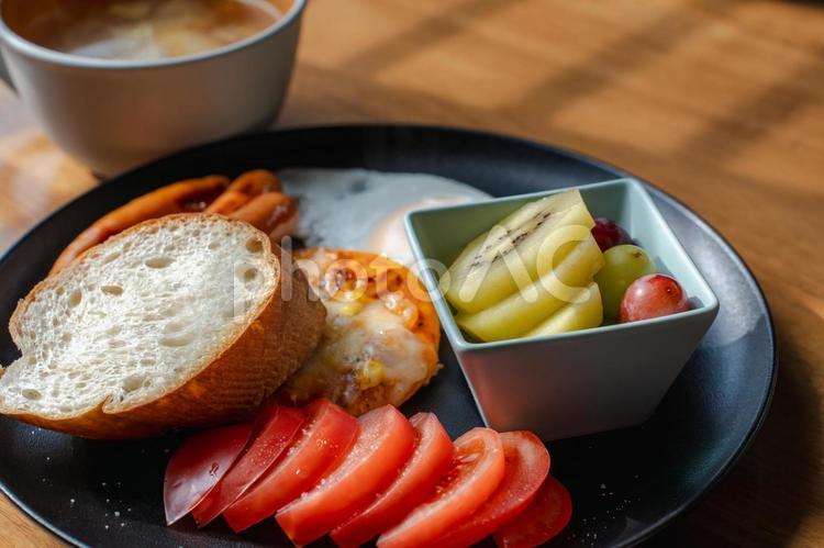 パンとフルーツの洋風朝食プレート 朝食,洋食,パンの写真素材