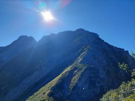 剱岳・早月尾根から見る山頂と太陽 剱岳・早月尾根から見る山頂と太陽の写真