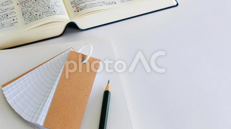 教育　テスト勉強　ノートと英和辞典 教育イメージ,テスト勉強,受験勉強の写真素材