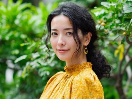 公園背景の日本人女性-1 公園背景の日本人女性-1の写真