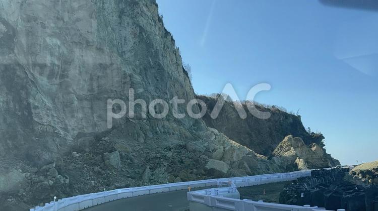能登半島地震　隆起した海にできた道 能登半島地震,地震,震災の写真素材