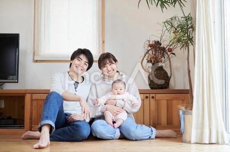 リビングで座るアジア人の家族 ファミリー,家族,日本人の写真素材