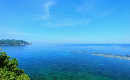 山陰の綺麗な青い夏の海 山陰の綺麗な青い夏の海の写真