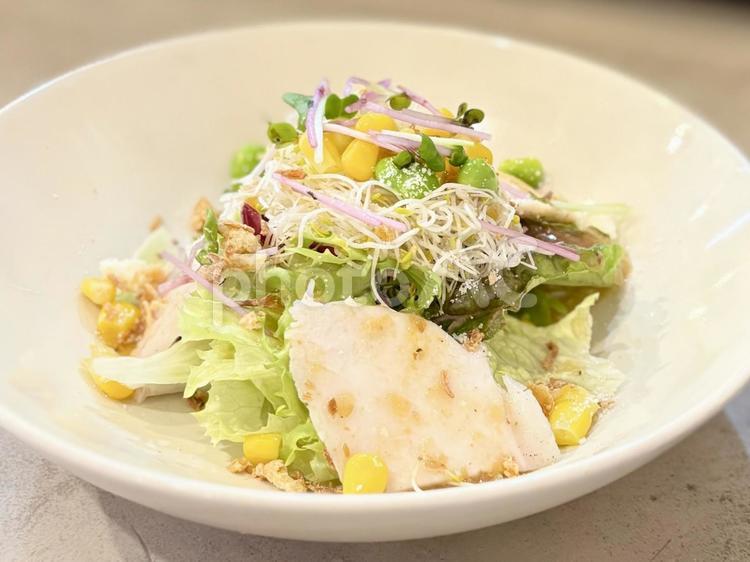 鶏ハムと野菜のサラダ 野菜,サラダ,カフェの写真素材