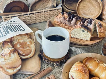 パンに囲まれたコーヒー パン,コーヒー,たくさんの写真素材