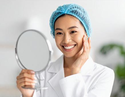 美容施術後に笑顔を見せる女性 美容施術後に笑顔を見せる女性の写真