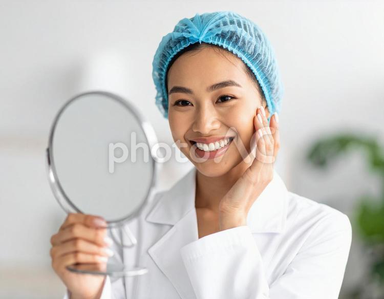 美容施術後に笑顔を見せる女性 美容外科,美容整形,美容クリニックの写真素材