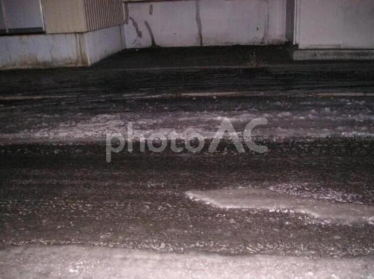 11月　晩秋の北海道　雪道＆ブラックアイスバーン 11月,ブラックアイスバーン,凍った道の写真素材