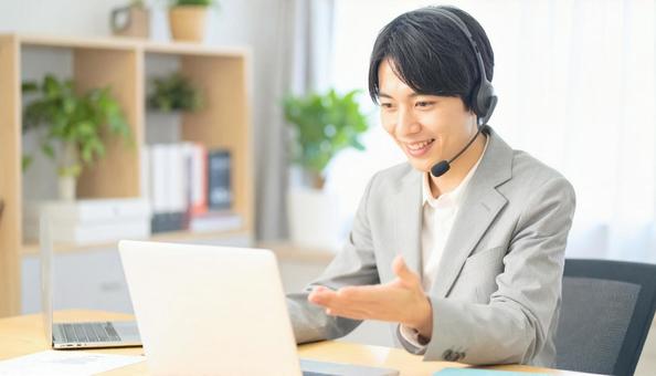 笑顔でリモートワークをするビジネス男性 笑顔でリモートワークをするビジネス男性の写真