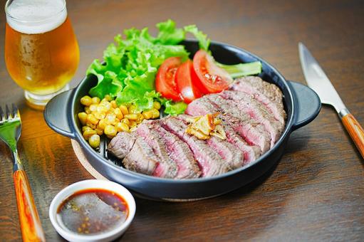 ビール&ビーフステーキ 食卓,食事,ビールの写真素材