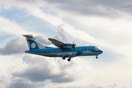 オレンジ色の空の下に輝く福岡空港 オレンジ色の空の下に輝く福岡空港 飛行機,航空機,旅客機の写真素材