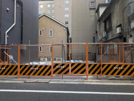 都会のビル街の空き地 都会のビル街の空き地の写真