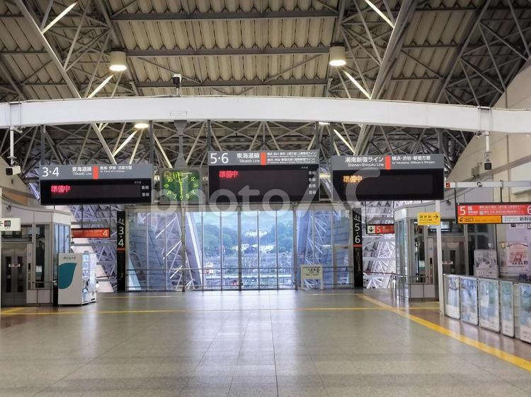 運転見合わせ中のJR小田原駅 小田原駅,運転見合わせ,jr東日本の写真素材