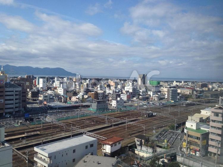 街並みを眺める 線路,街,海の写真素材
