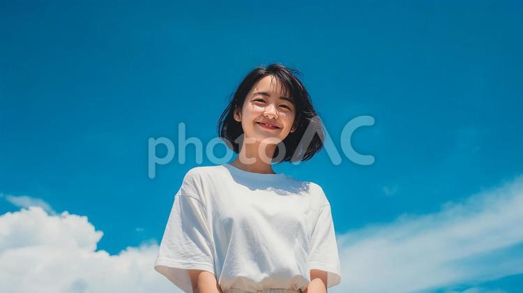 澄んだ青空と輝く笑顔のコントラスト 女性,日本人,アジア人の写真素材