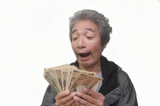 一万円の札束を持って喜ぶシニア男性 シニア,シニア男性,老人の写真素材