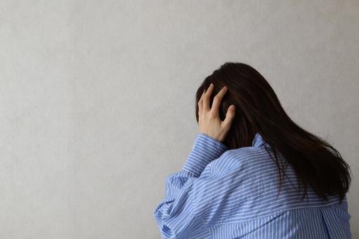頭を抱える女性 うつ病イメージ 頭を抱える女性 うつ病イメージ 鬱病,うつ,孤独の写真素材