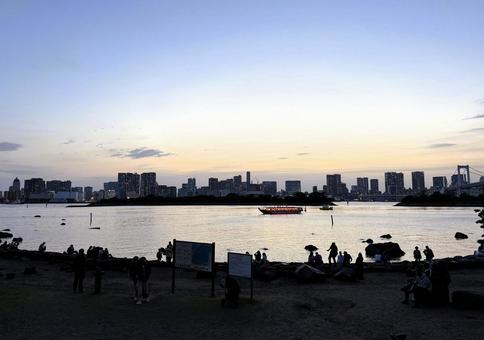 夕暮れのお台場から見た東京の景色 夕暮れのお台場から見た東京の景色の写真