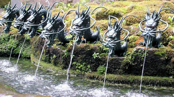 夏の暑い日の箱根九頭龍神社の御神水 夏の暑い日の箱根九頭龍神社の御神水 九頭龍神社,パワースポット,箱根神社の写真素材