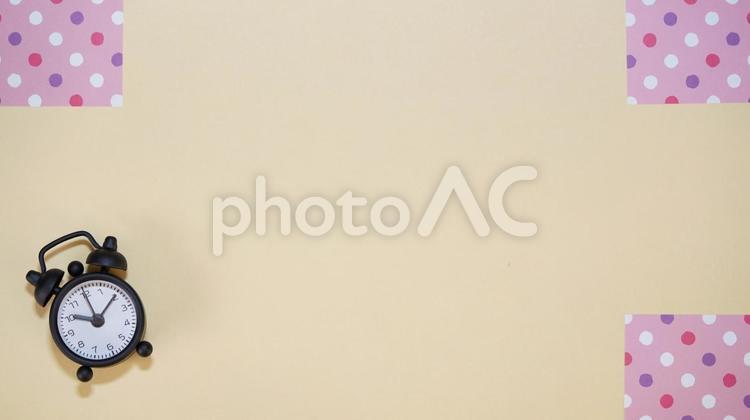 目覚まし時計の写真素材　08 目覚まし時計,時計,ベージュの写真素材