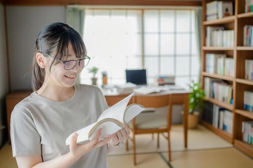 本を読む女性 本を読む女性 女性,メガネ,本の写真素材