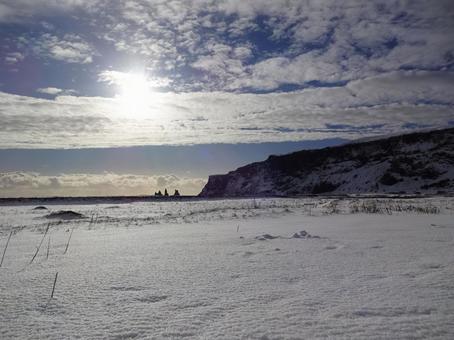 アイスランド 雪原と山、空 アイスランド 雪原と山、空の写真
