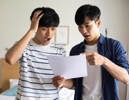 テスト結果に驚く男子学生たち テスト結果に驚く男子学生たちの写真