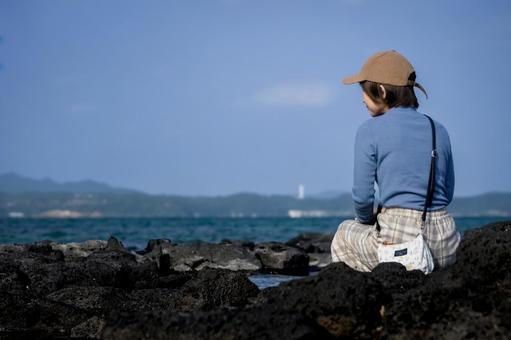 ＜素材＞秋の海を孤独に見つめる女性 女性,悩む,海の写真素材