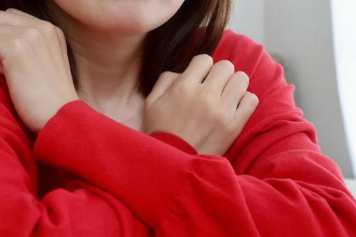 赤いカーディガンを着た寒がる女性 赤いカーディガンを着た寒がる女性 寒い,女性,イメージの写真素材